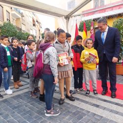 Alcantarilla rinde homenaje a la Constitución Española con una lectura de artículos con alumnos de Infantil y Primaria